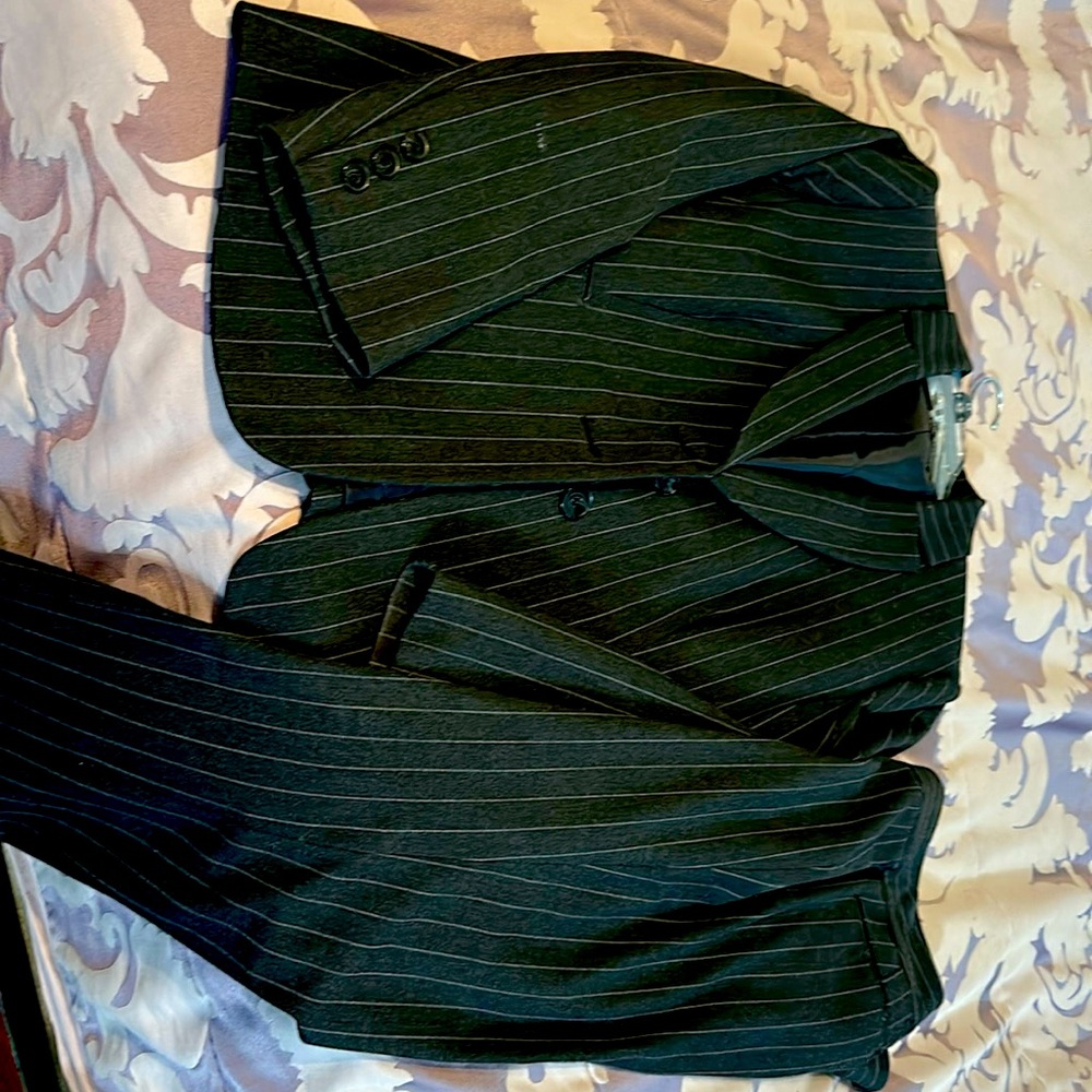 Like new never altered make it your own. Beautiful business attire.